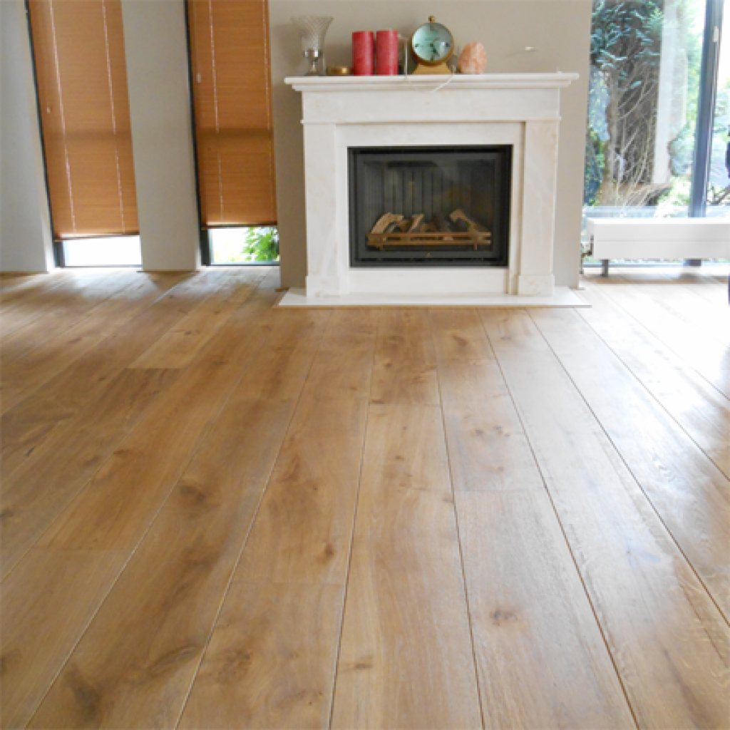Bois oak chromé dans la chambre à coucher