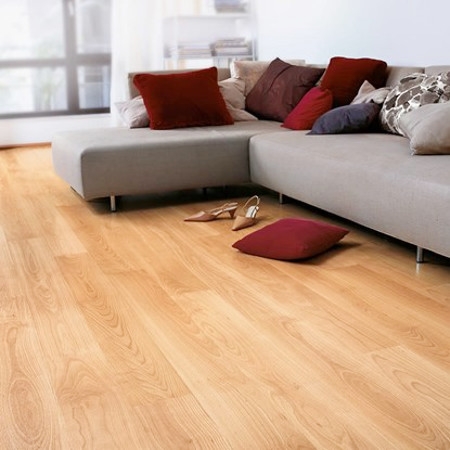 Salon avec parquet en hêtre, parquet d'ingénierie