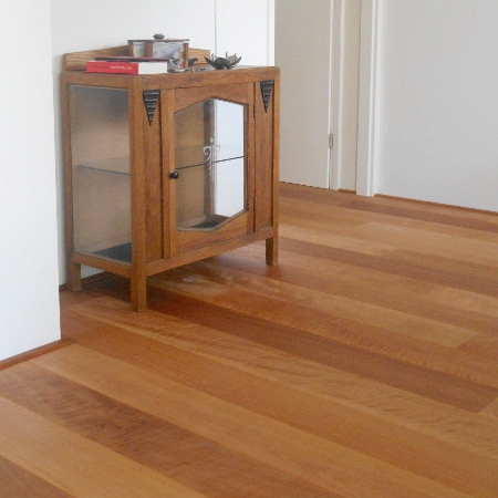 Salon avec parquet de couleur marron naturel