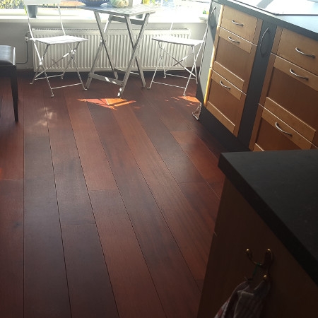 Salon avec parquet de couleur rouge naturelle
