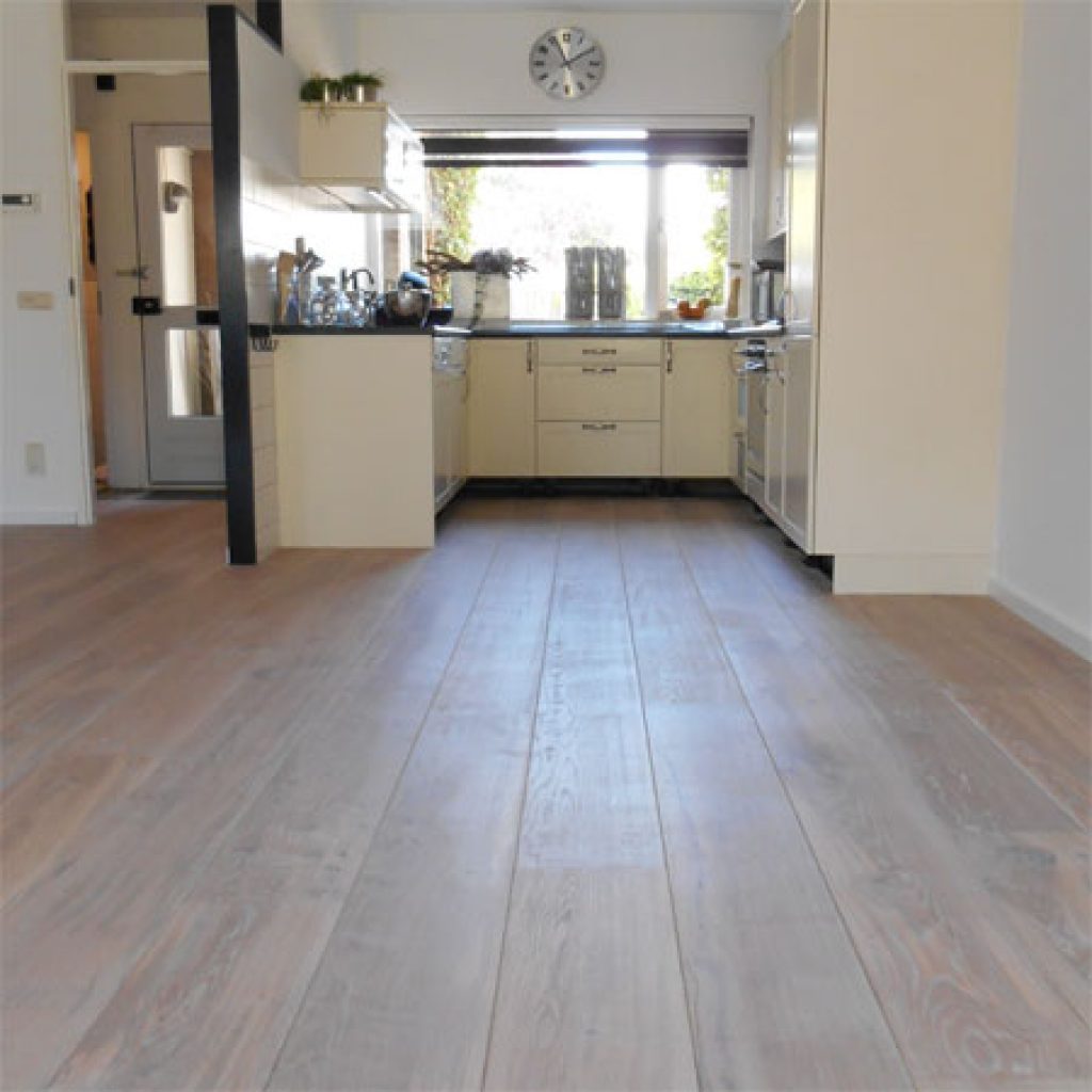 Plancher en bois de chêne fumé dans la cuisine