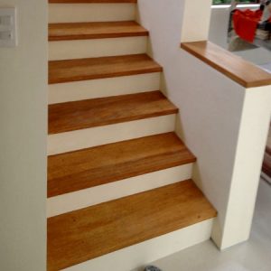 Marches d'escalier en bois massif