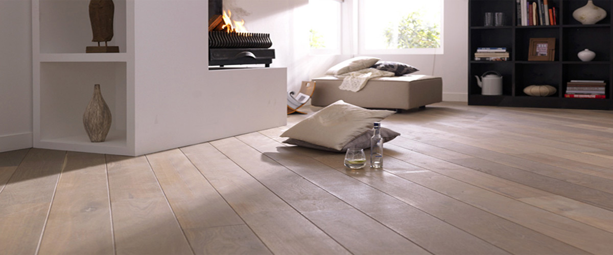 Salon avec plancher en chêne de style ingénierie